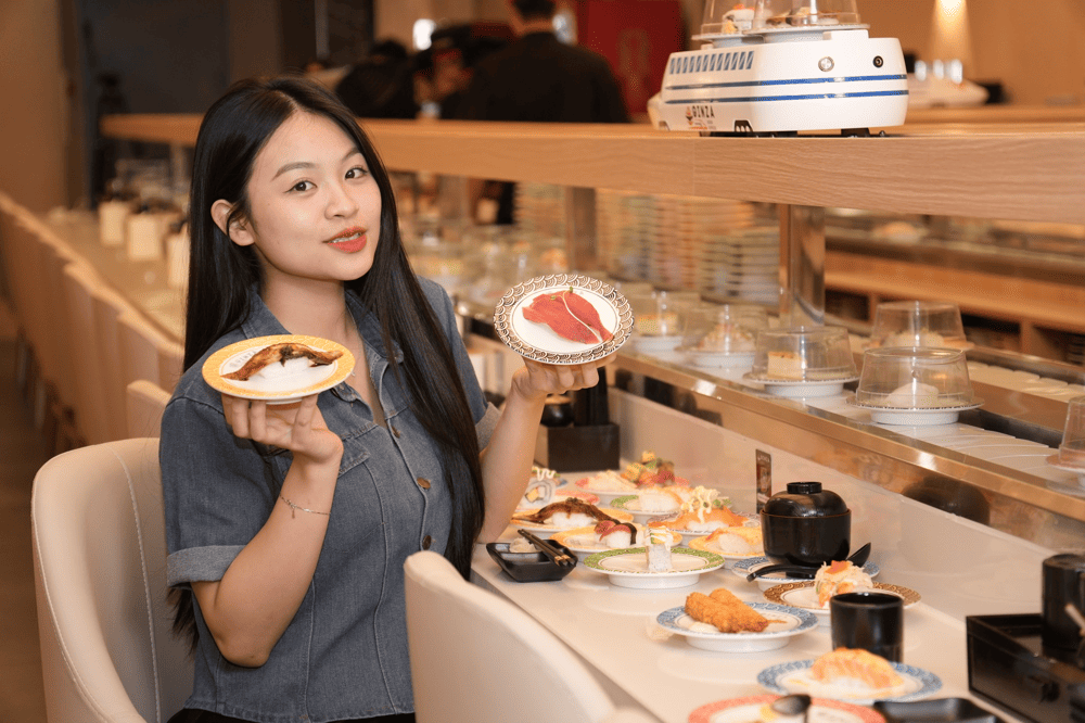 Mô hình sushi băng chuyền thu hút rất nhiều khách hàng trẻ tuổi (Nguồn: Ginza Sushi Express)